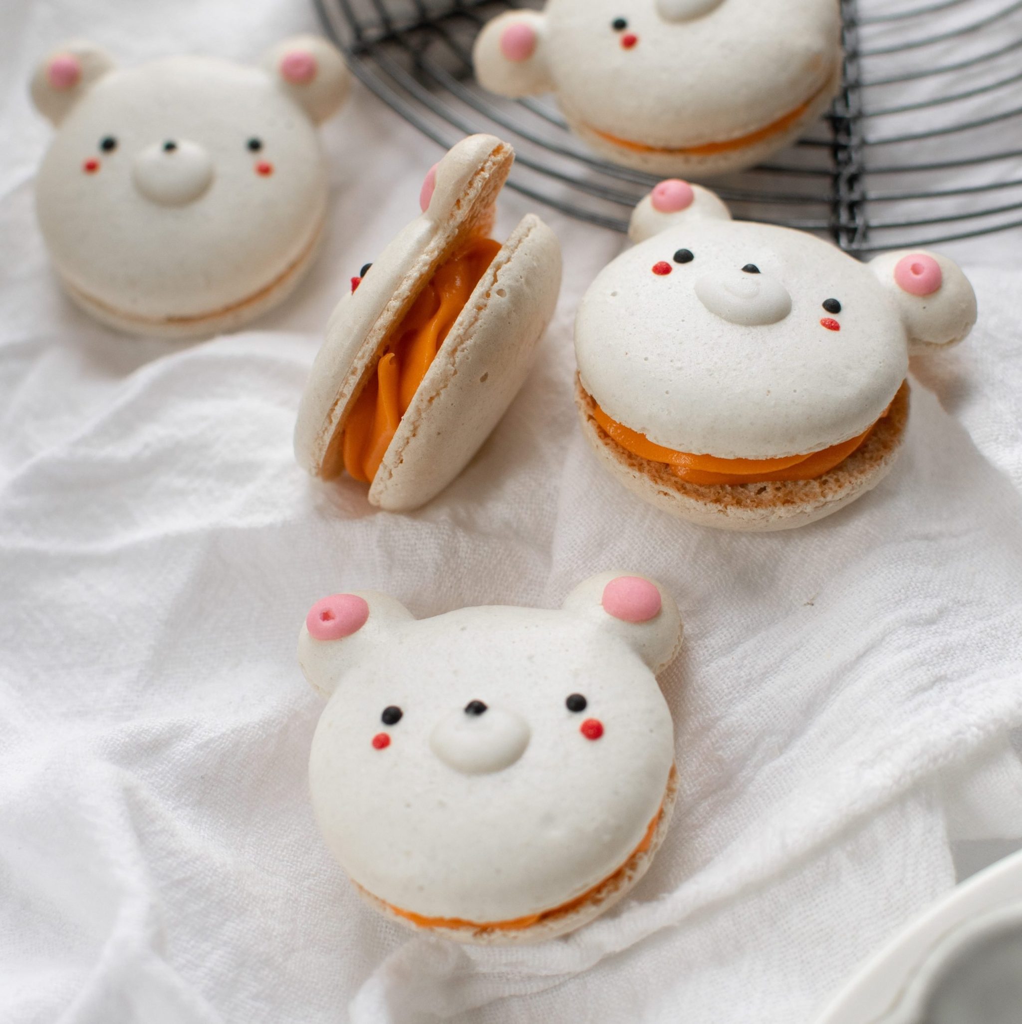 bear-shaped-thai-tea-white-chocolate-macarons