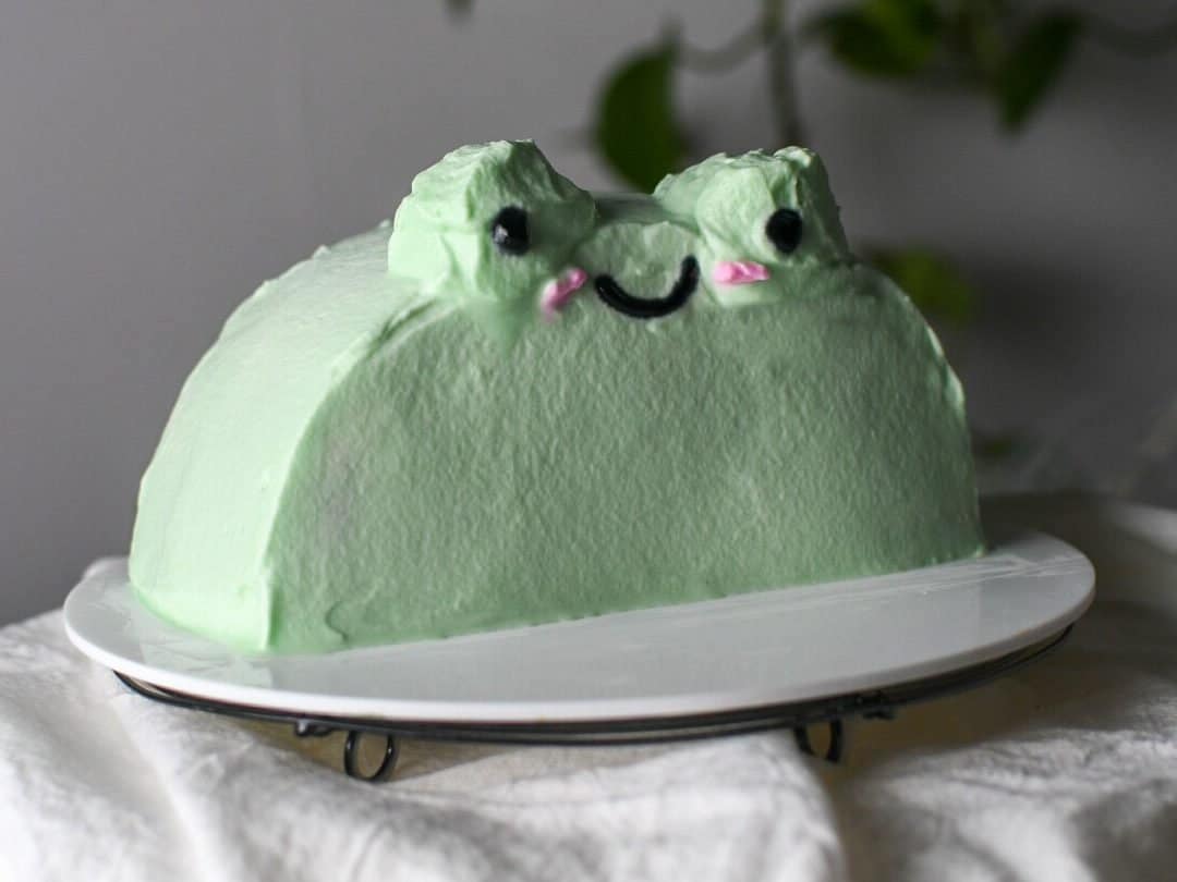 Side view of finished matcha frog cake