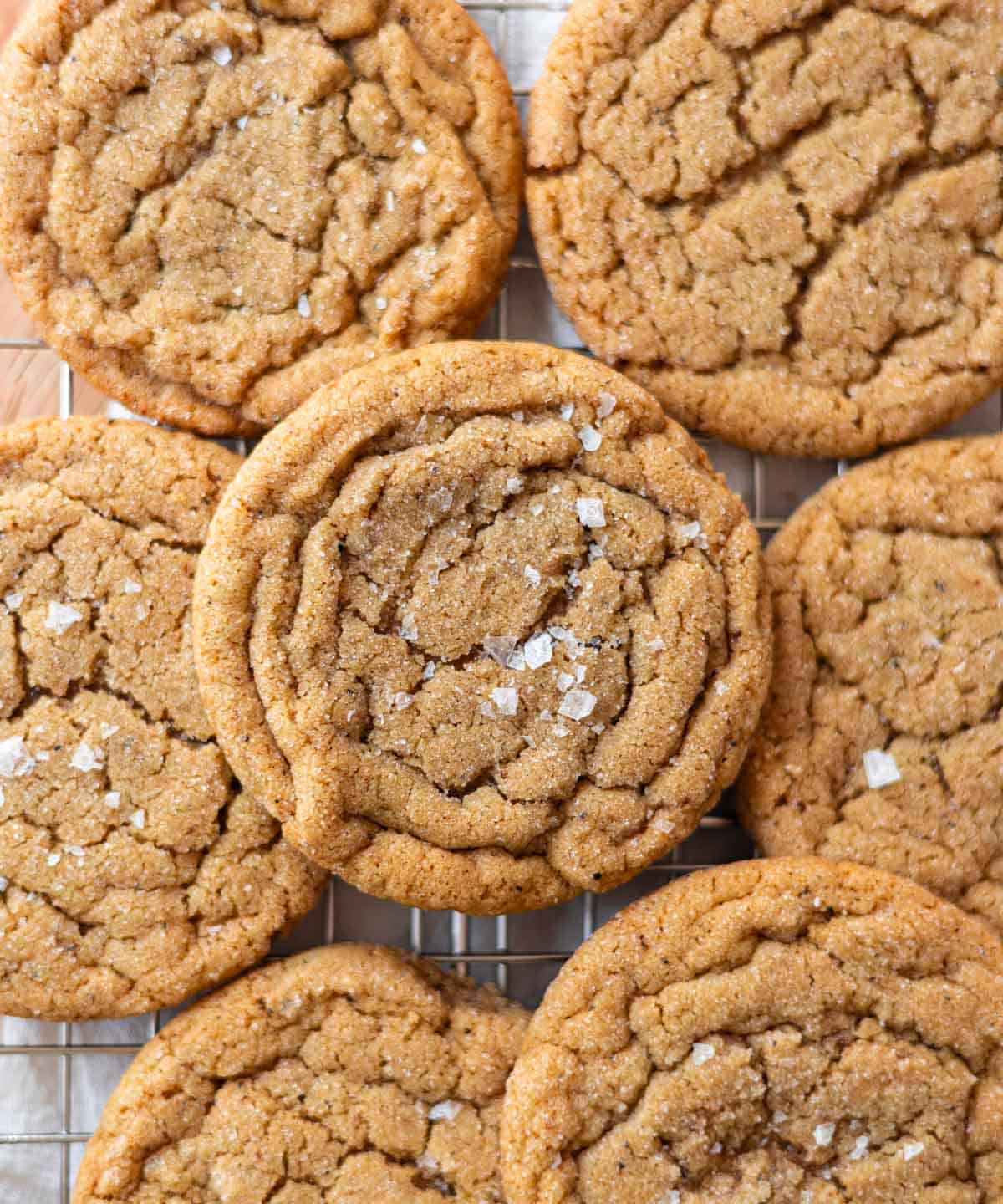 Crinkly brown butter sugar cookies on a wire rackik.