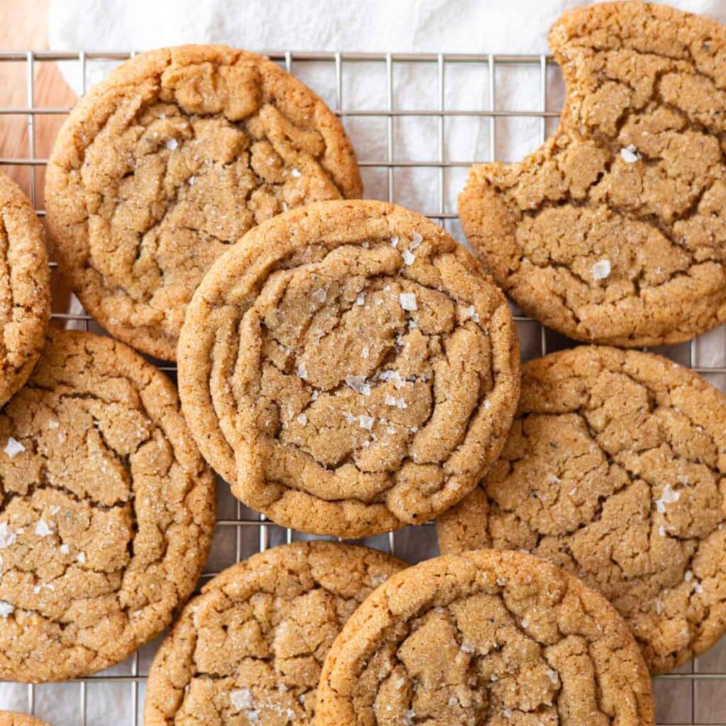 Crinkly brown butter sugar cookies on a wire rackik.