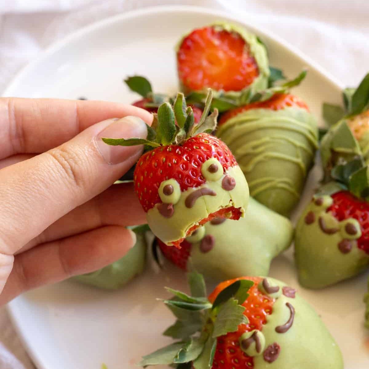 Cute frog matcha chocolate strawberries.