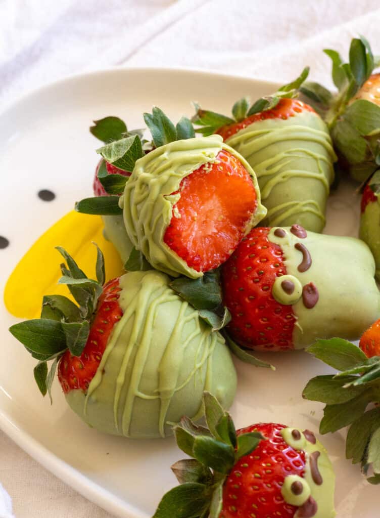 Frog Matcha White Chocolate Covered Strawberries • Bites by Bianca