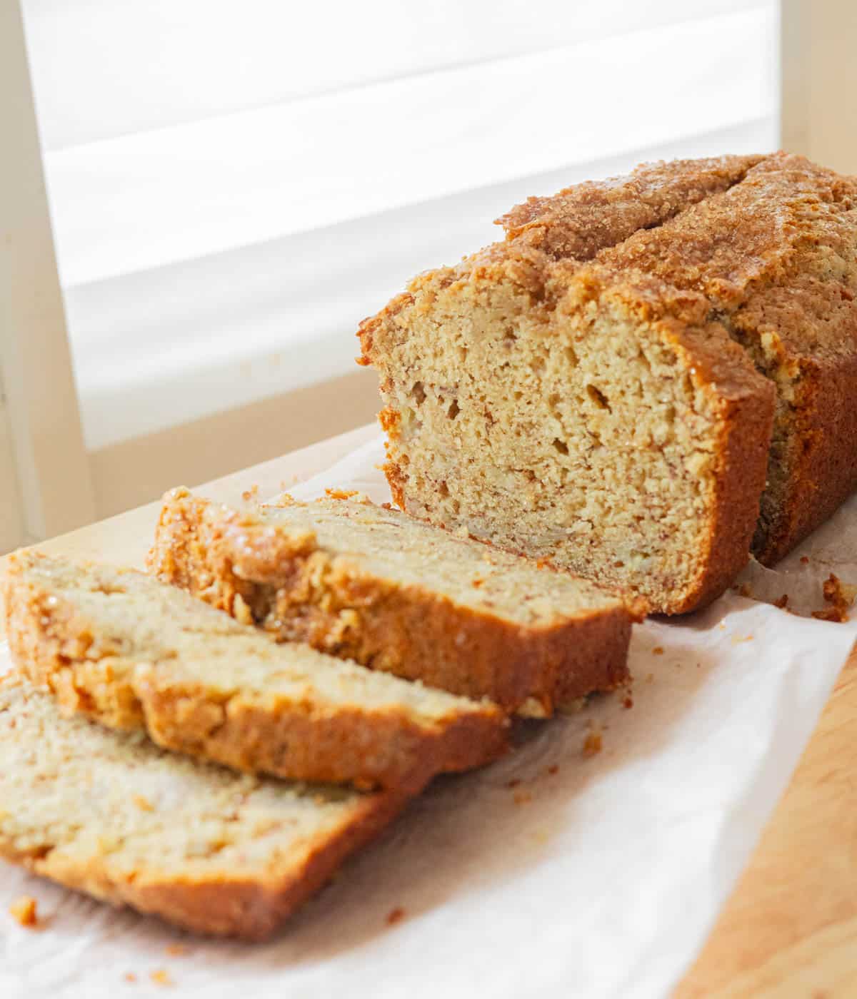 Banana bread loaf with some sliced pieces next to it.