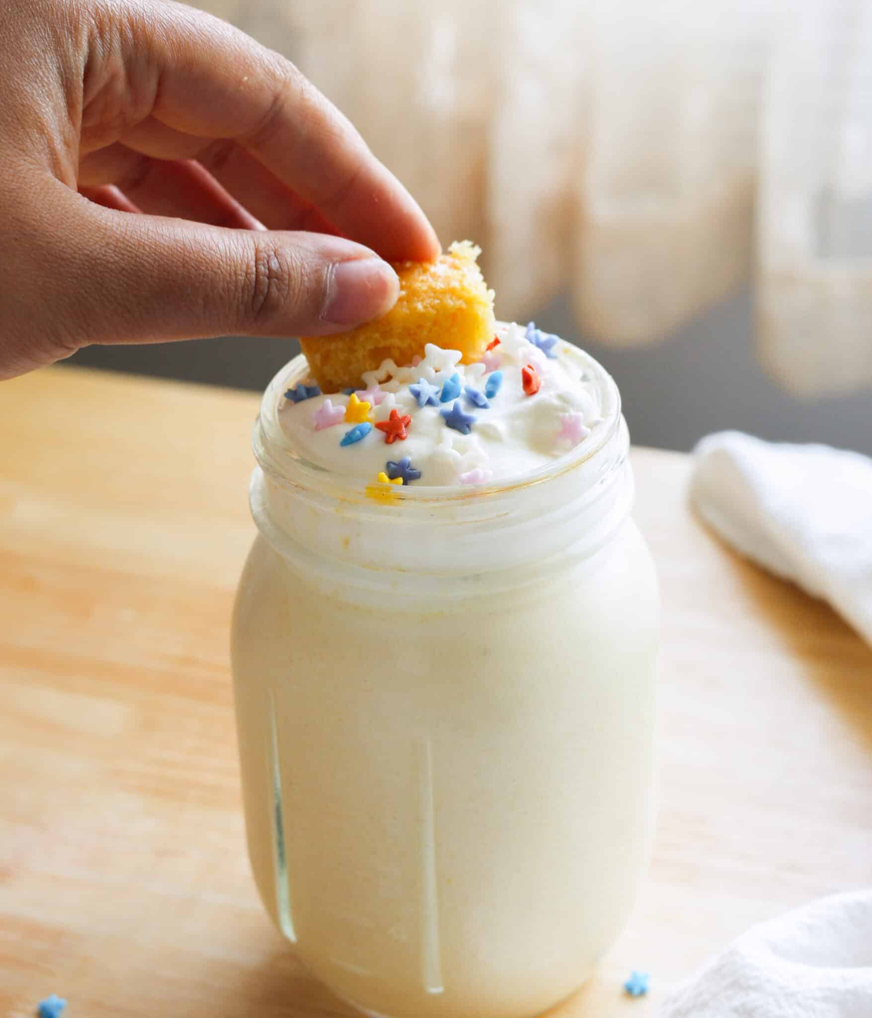 Topping cake shake with yellow cake.